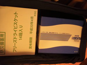 スーツケースの中に防災備蓄品を収納