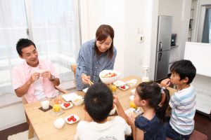 食事をする家族