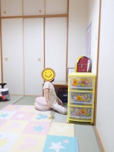 片づいた子ども部屋で喜ぶ子ども